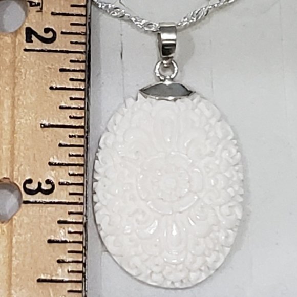 Bali inspired carved floral pendant & chain in 925 Sterling Silver 22" long - Picture 3 of 5